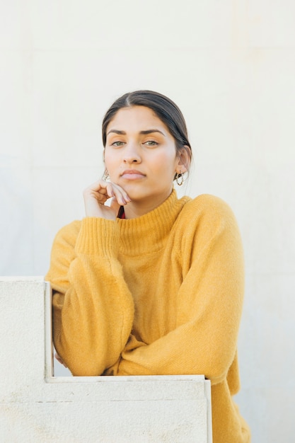 Foto grátis retrato, de, um, bonito, mulher jovem, olhando câmera, inclinar-se, passos