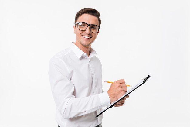 Retrato de um cara confiante feliz na camisa branca