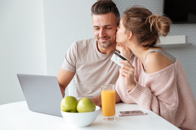 Retrato de um casal alegre de compras