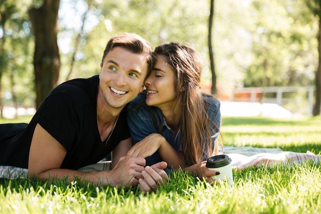 Foto grátis retrato de um casal doce sensual abraçando