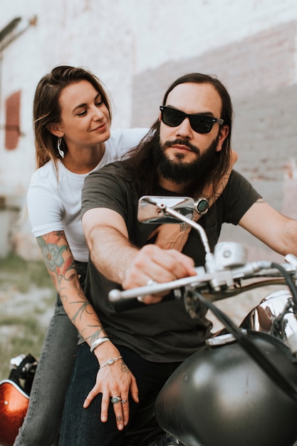 Retrato de um casal legal de motoqueiros