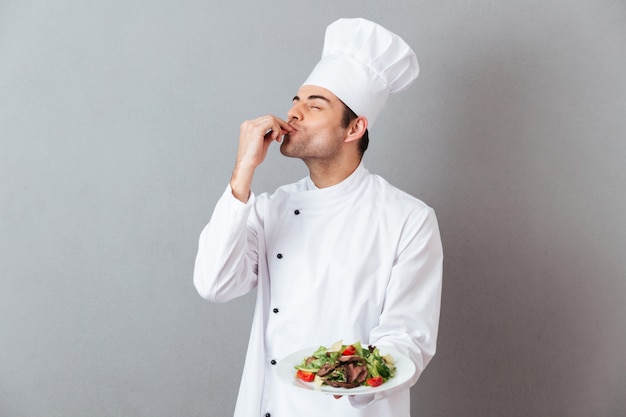 Retrato de um chef masculino bonito vestido de uniforme