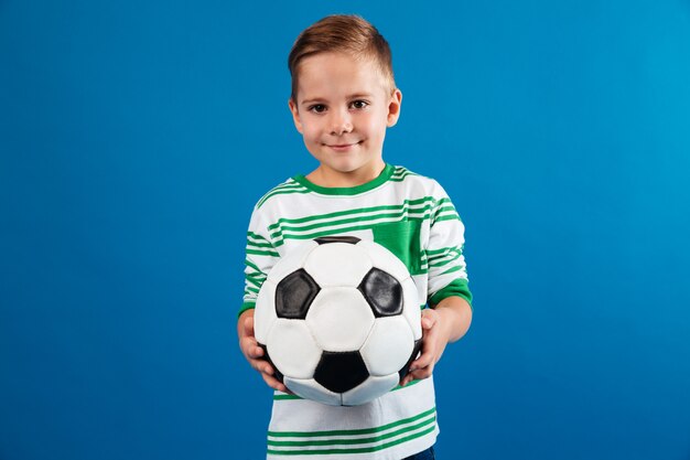 Retrato, de, um, criança sorridente, segurando bola futebol