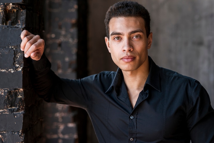 Foto grátis retrato, de, um, elegante, bonito, homem jovem, olhando câmera