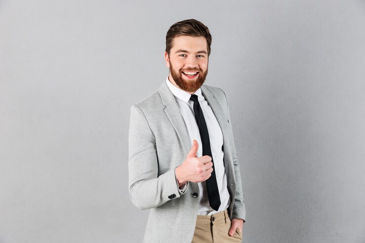 Foto grátis retrato de um empresário alegre vestido de terno