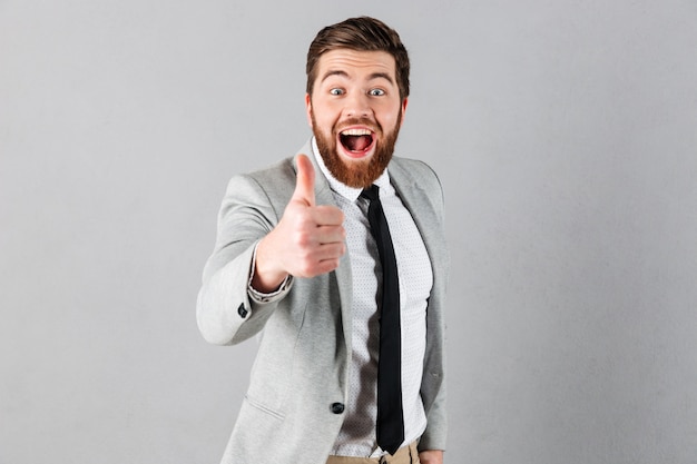 Retrato de um empresário alegre, vestido de terno