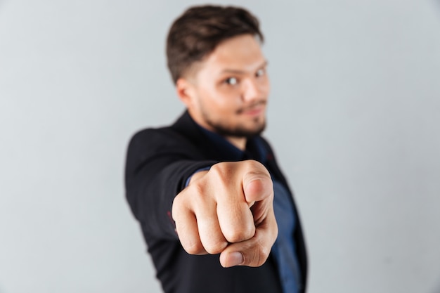 Retrato de um empresário confiante apontando