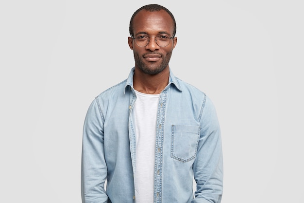 Retrato de um empresário de sucesso confiante vestido com uma camisa jeans casual