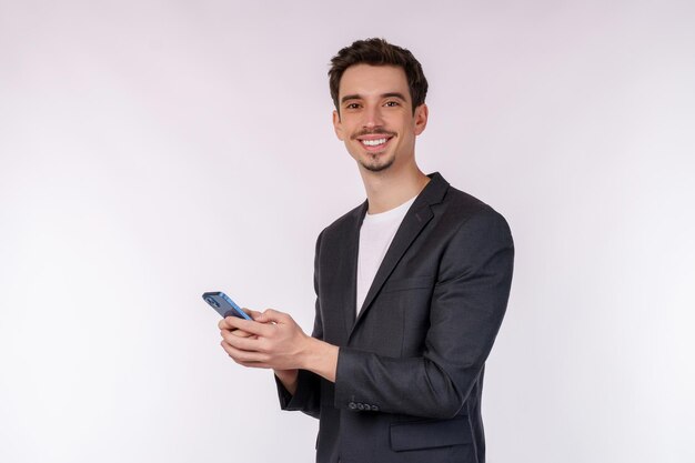 Retrato de um empresário feliz usando smartphone sobre fundo branco