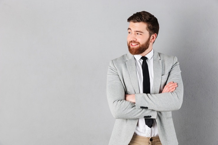 Foto grátis retrato de um empresário sorridente, vestido de terno