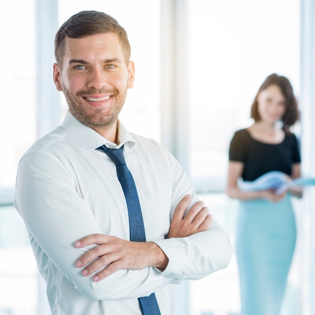 Retrato, de, um, feliz, homem negócios, com, braços dobrados