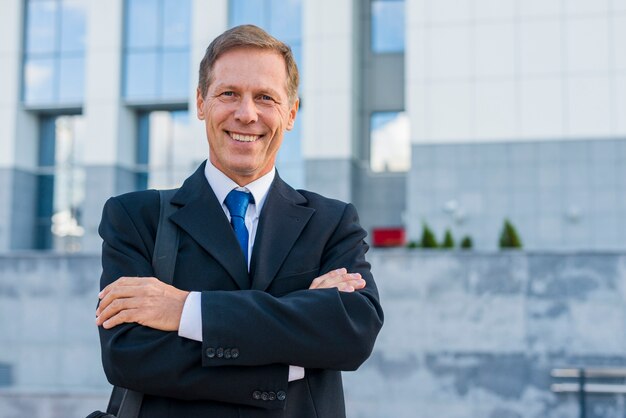 Retrato, de, um, feliz, maduras, homem negócios, com, braços dobrados