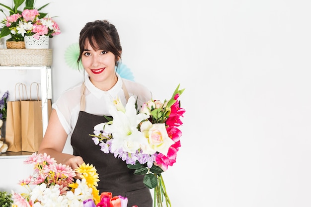 Foto grátis retrato, de, um, feliz, mulher, com, grupo flores