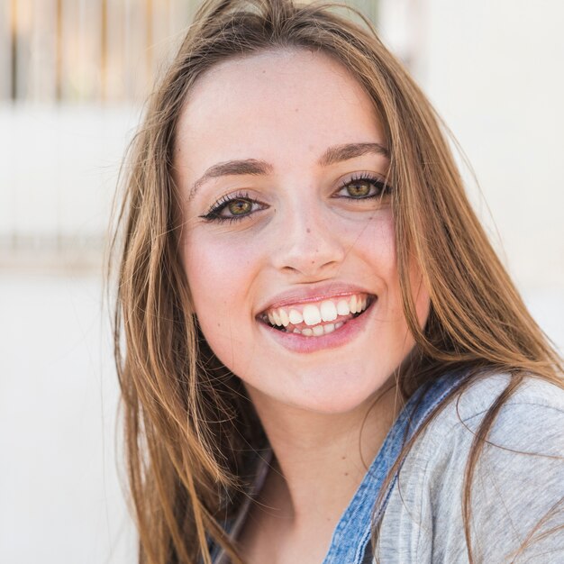 Retrato, de, um, feliz, mulher jovem, olhando câmera