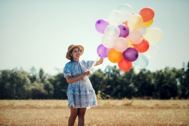 Foto grátis retrato, de, um, feliz, mulher jovem