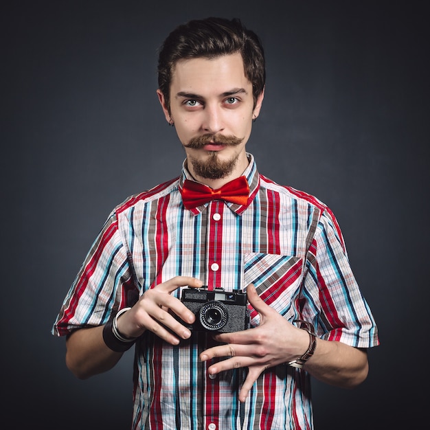 Retrato de um fotógrafo alegre em estúdio