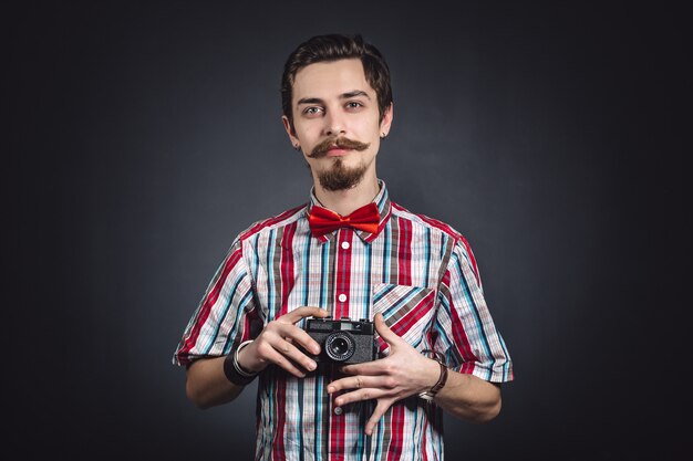 Retrato de um fotógrafo alegre em estúdio