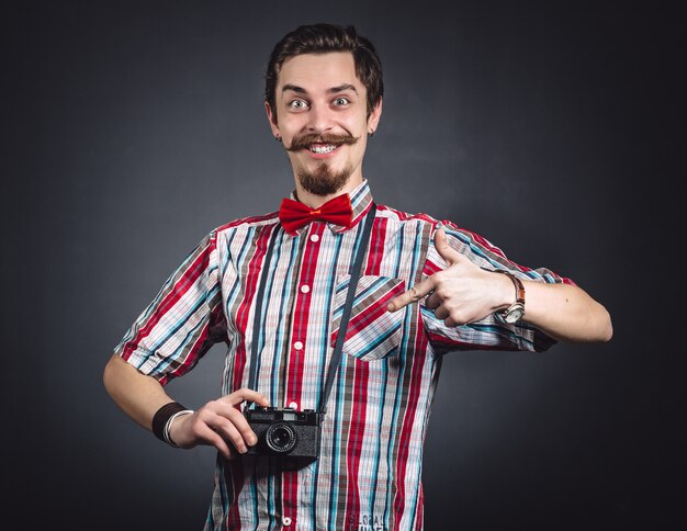 Retrato de um fotógrafo alegre em estúdio