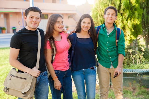 Retrato de um grupo de adolescentes do ensino médio saindo ao ar livre