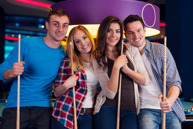 Foto grátis retrato de um grupo de amigos no bilhar