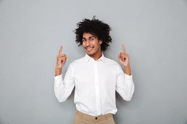 Retrato de um homem Africano alegre feliz na camisa branca