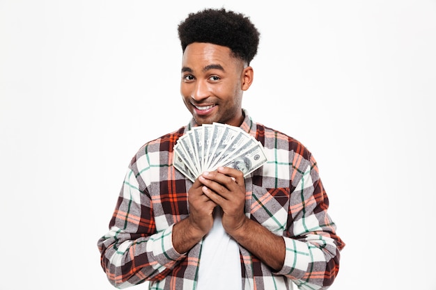 Foto grátis retrato de um homem africano feliz e satisfeito