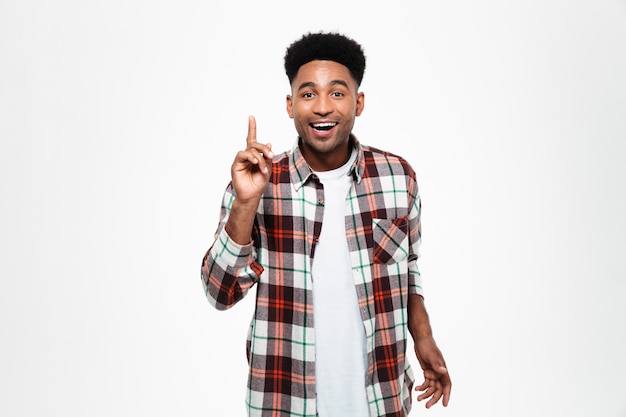 Retrato de um homem Africano feliz vestido com camisa xadrez