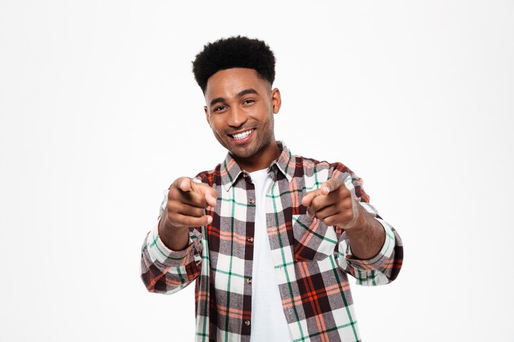 Foto grátis retrato de um homem africano feliz vestido com camisa xadrez