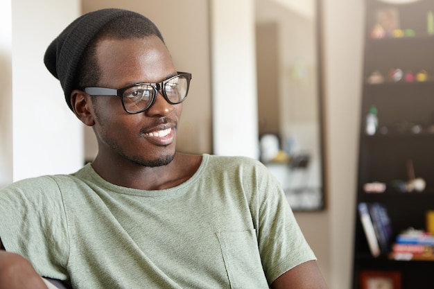 Retrato de um homem afro-americano elegante em casa