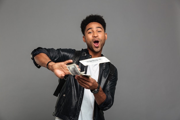 Retrato de um homem afro-americano feliz e alegre