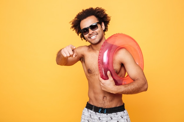 Foto grátis retrato de um homem afro-americano feliz em shorts de verão