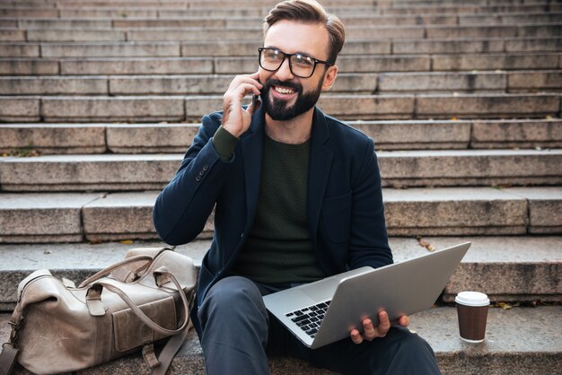 Retrato de um homem alegre em óculos