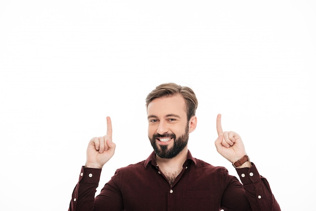 Retrato de um homem alegre feliz apontando dois dedos para cima