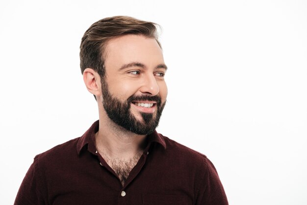 Retrato de um homem alegre feliz sorrindo e olhando para longe