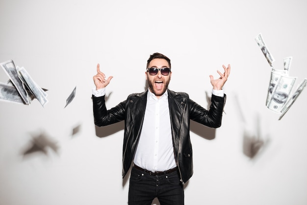 Foto grátis retrato de um homem barbudo alegre comemorando sucesso