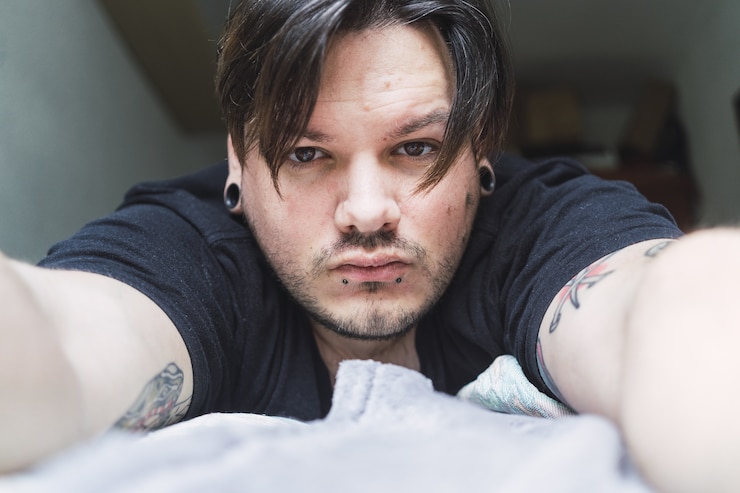 Foto grátis retrato de um homem barbudo bonito com piercing e tatuagens