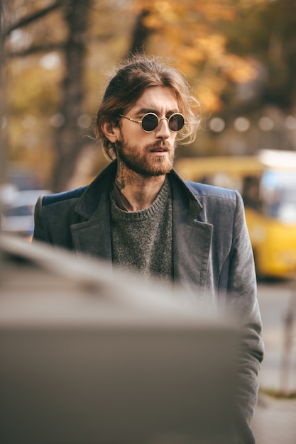 Foto grátis retrato de um homem barbudo bonito em óculos de sol