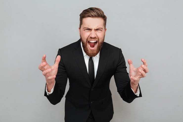 Foto grátis retrato de um homem barbudo zangado em terno gritando