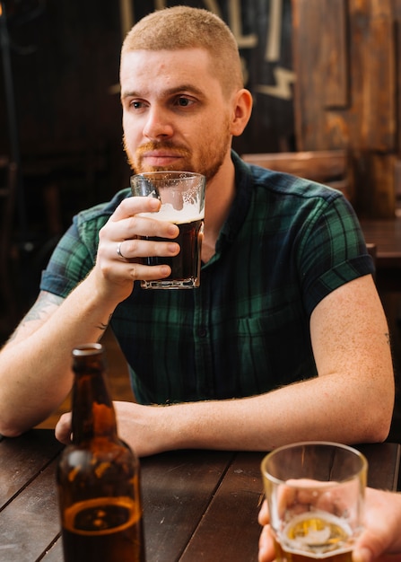 Retrato, de, um, homem, bebendo, cerveja