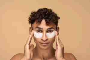 Foto grátis retrato de um homem bonito aplicando tapa-olhos