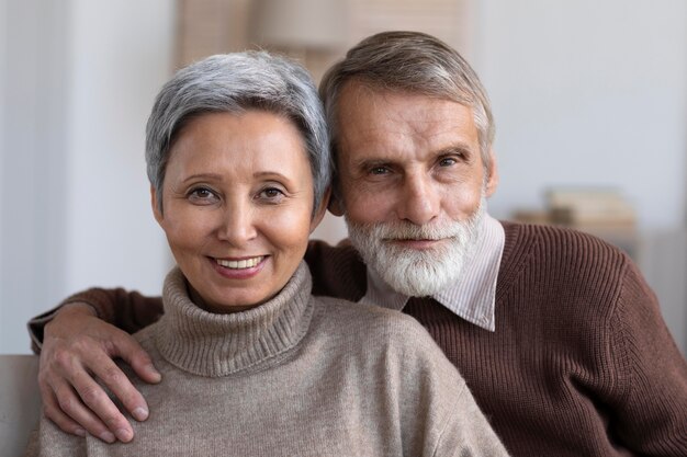 Retrato de um homem bonito e uma mulher sênior