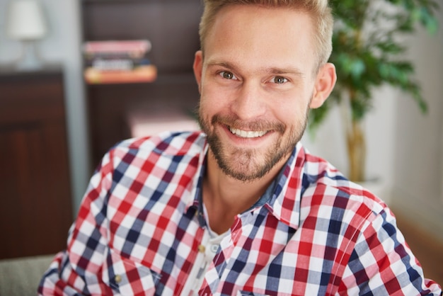 Retrato de um homem bonito na sala de estar