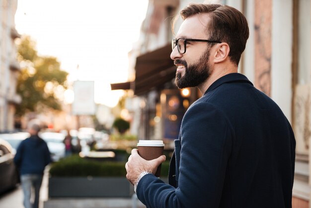 Retrato de um homem bonito sorridente em óculos