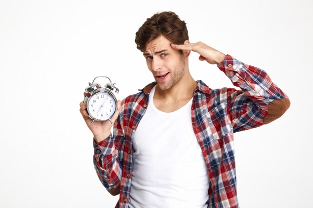 Retrato de um homem casual bonito com a mão na cabeça