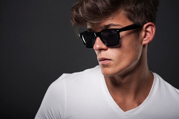 Retrato de um homem com óculos hipster