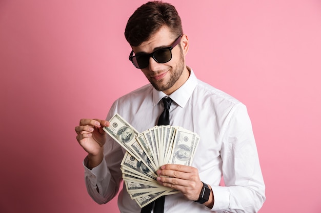 Retrato de um homem confiante sorridente em óculos de sol