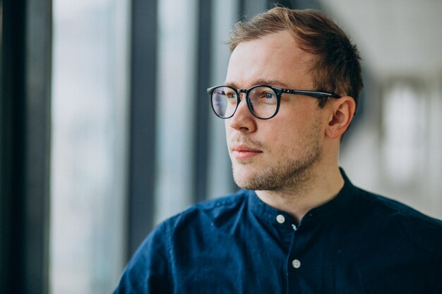 Retrato de um homem de negócios bonito jovem