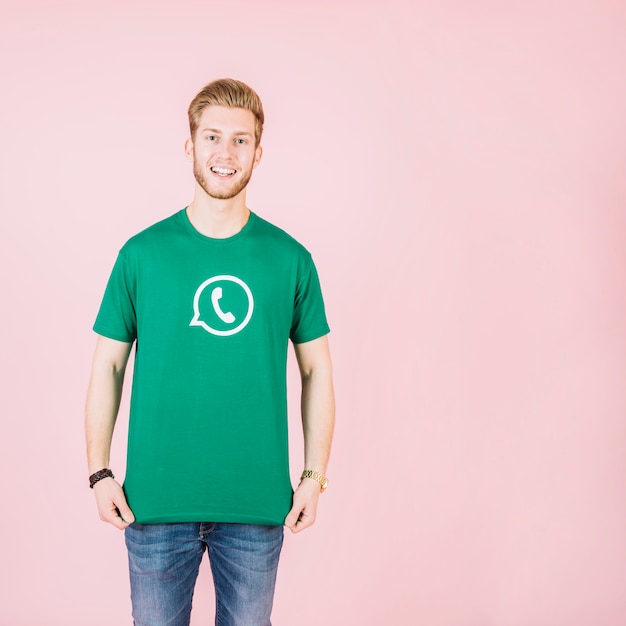 Foto grátis retrato de um homem de sorriso no whatsapp verde camiseta