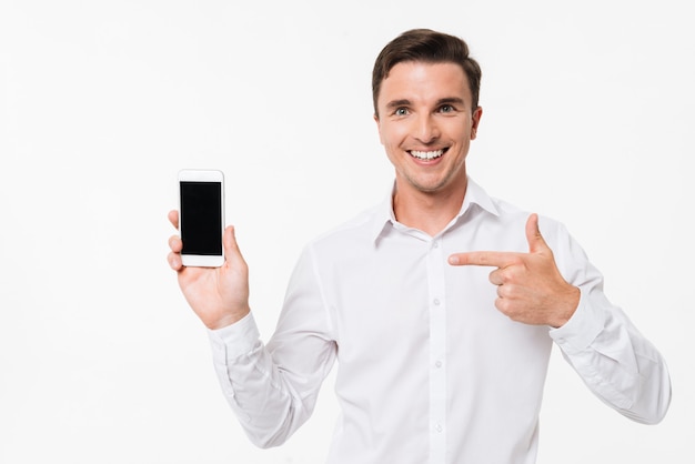 Retrato de um homem em uma camisa branca, apontando o dedo