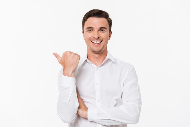 Retrato de um homem em uma camisa branca